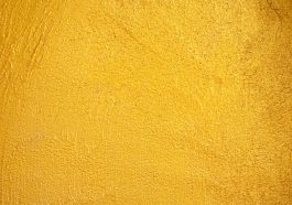 Das Gelb dieser Hauswand erinnert an einen Sonnenaufgang