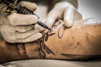 Wer sich neue Tattoos stechen lässt, muss einiges einstecken können