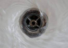 Die Corioliskraft bestimmt in welche Richtungen Wasserstrudel auf den Erdhalbkugeln abließen