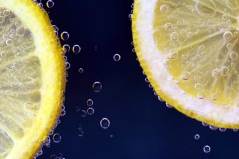Frische Zitronen sind mit die beste Vitamin C Quelle, die in freier Natur vorkommt