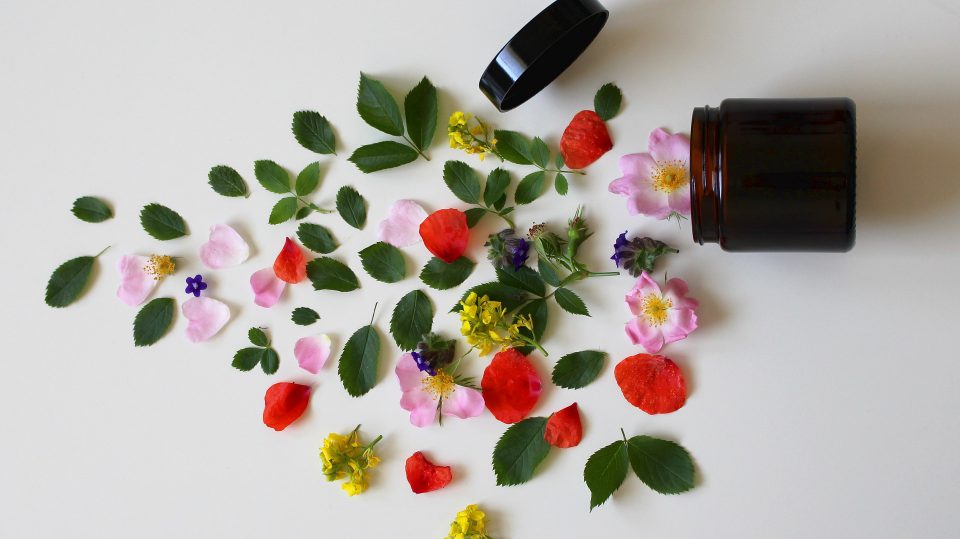 Man kann seine Haut durch verschiedene Maßnahmen pflegen und gesund halten