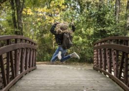 Kind freut sich über die Anschaffung von einem Schulranzen zur Einschulung