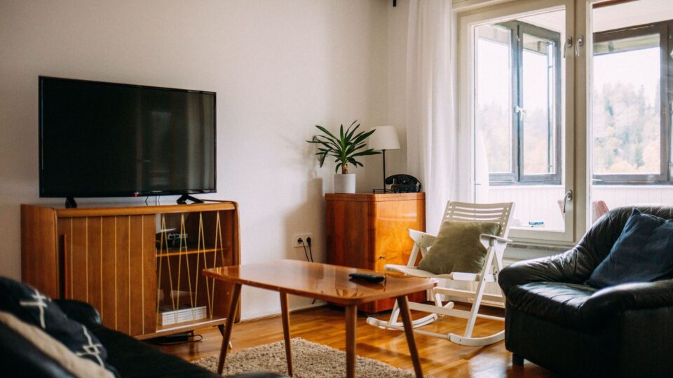 Un apartamento amueblado en estilo vintage.